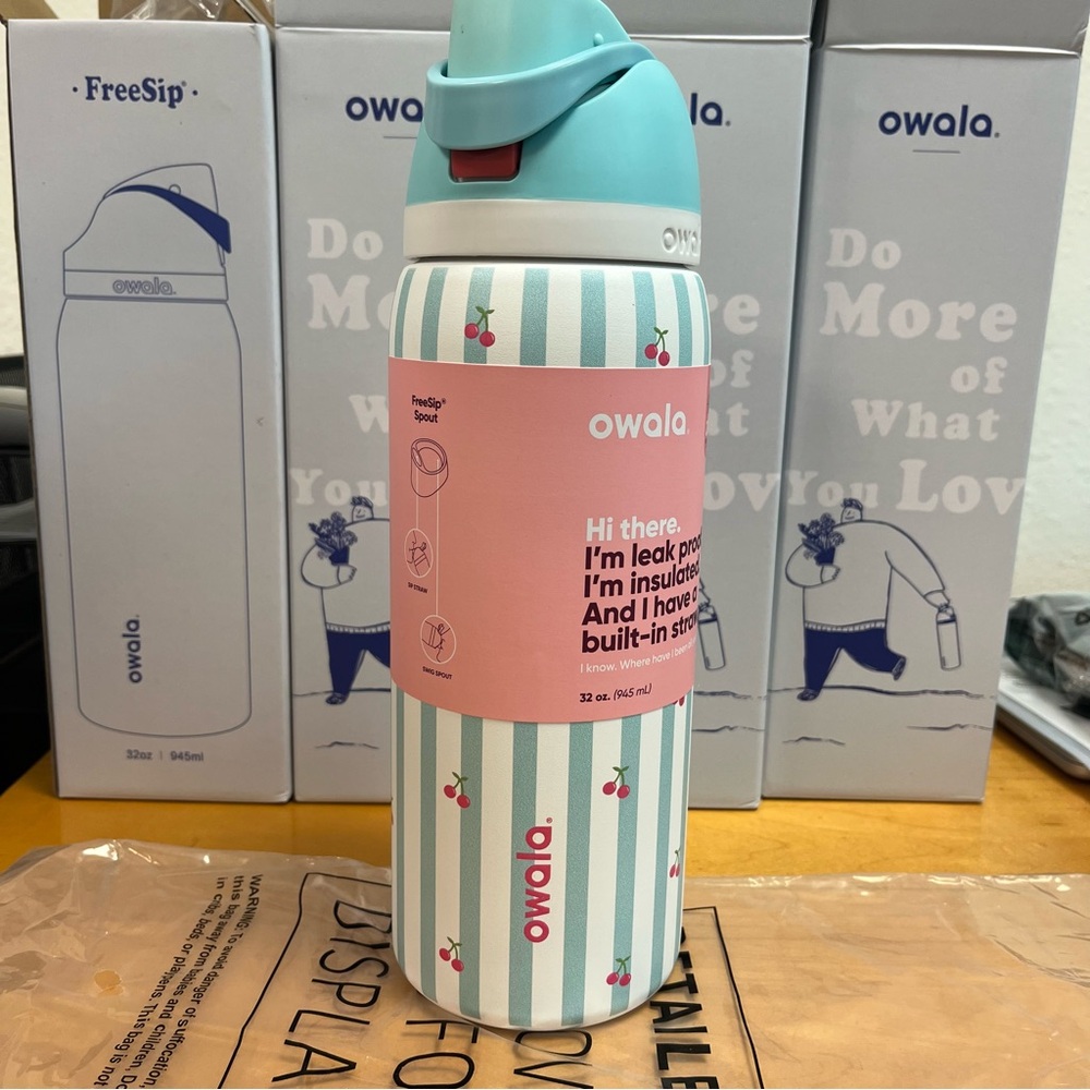 Owala 32 Oz Freesip Cherry Stripes Brand New